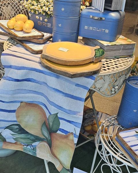 Allestimento vetrina a tema limoni, dettaglio arredo cucina - Harmony Collegno