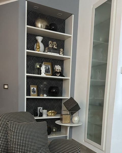 Libreria arredata con complementi d'arredo in oro e nero, realizzazione per una cliente - Harmony Collegno