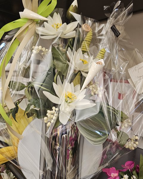 Composizione regalo con fiori bianchi confezionata - Harmony Collegno