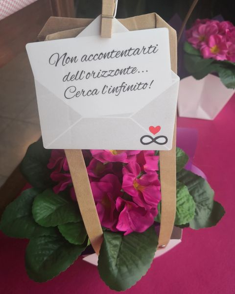 Composizione di fiori artificiali con biglietto «cerca l'infinito» - Harmony Collegno