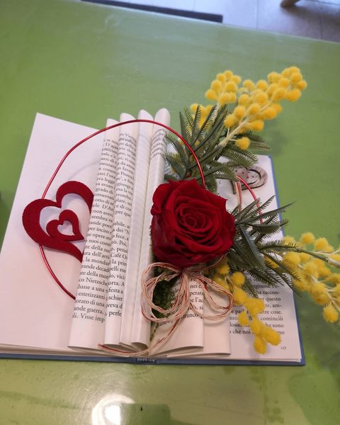 Rosa rossa e mimosa artificiale su libro decorato - Harmony Collegno