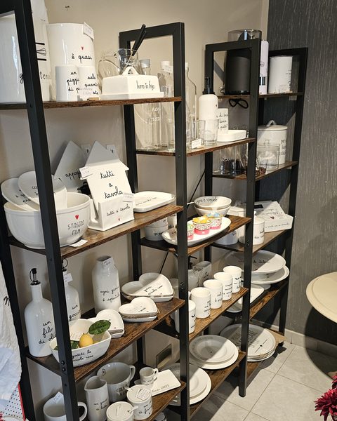 Scaffale espositore Simple Day in negozio con ceramiche, tazze e contenitori da cucina con frasi - Harmony Collegno