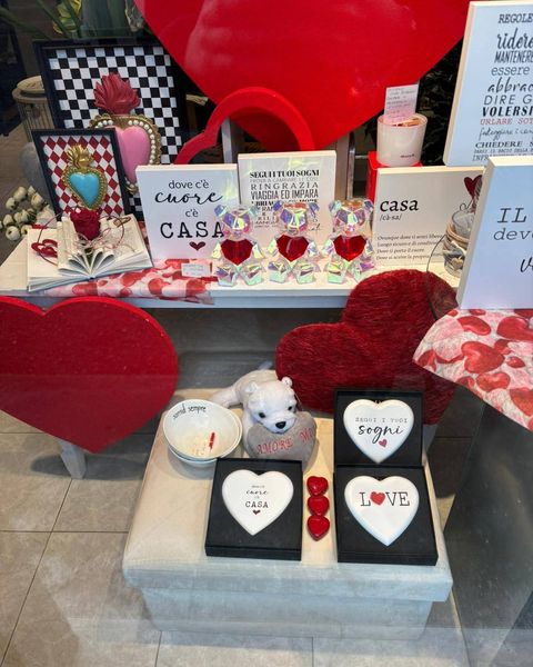 Allestimento vetrina San Valentino con cuori decorativi - Harmony Collegno